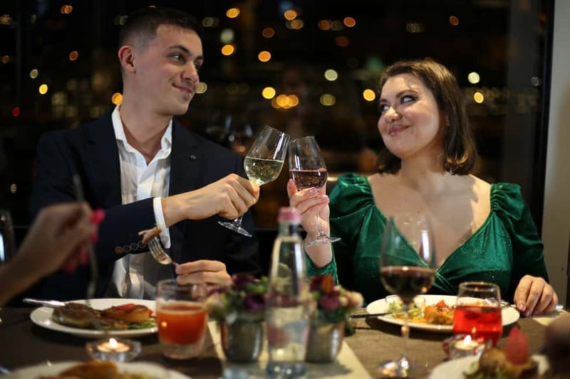 Budapest: Prosecco Dinner Cruise with Live Music - A four-course meal with the Danube as your backdrop