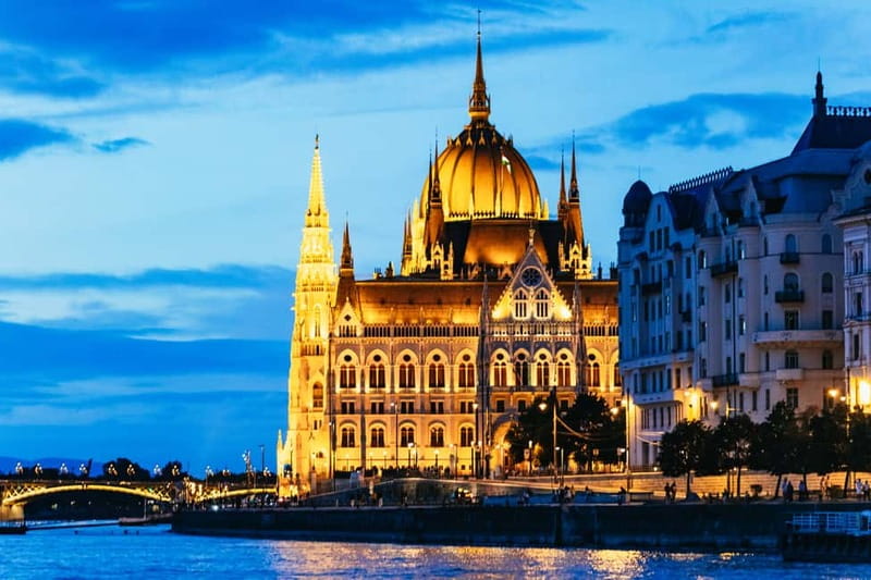 Budapest: Prosecco Dinner Cruise with Live Music - Folk dancing, music, and a little audience participation