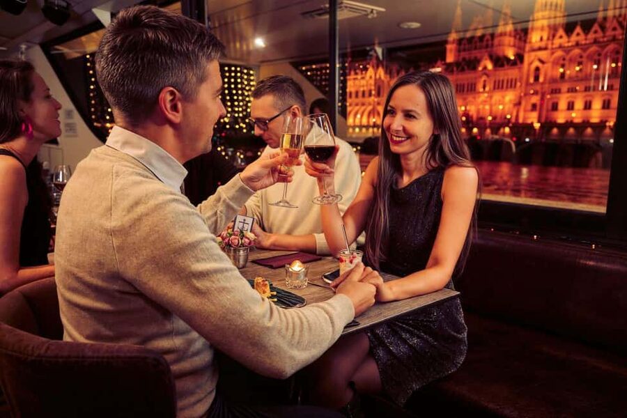 Budapest: Valentine’s Day Dinner Cruise with Piano Show - Practical details that can shape the night