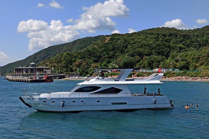 Budget Evening Cruise: Dinner, Live Shows & Party - The 600-year-old fortress and the narrow waterway