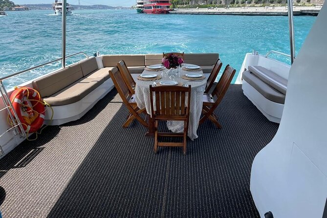 Budget Evening Cruise: Dinner, Live Shows & Party - Dinner, tea, and the limits of a budget meal
