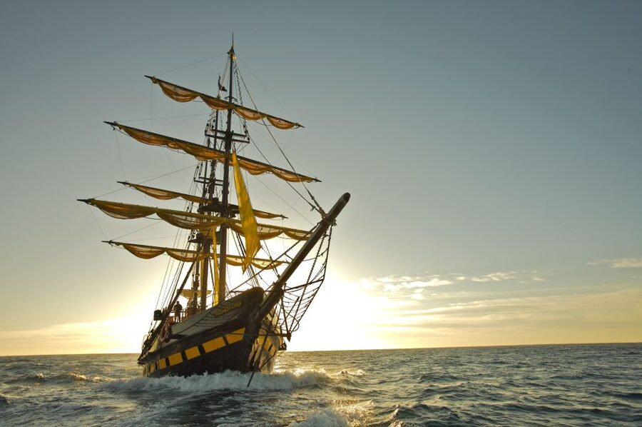 Cabo San Lucas: Sunset Pirate Ship Cruise with Dinner Show - Sailing past the Arch of Cabo San Lucas