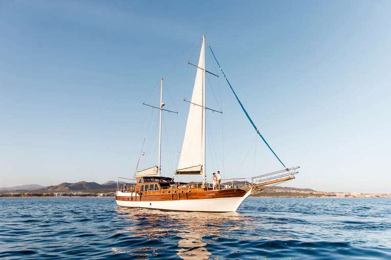 Cabo San Lucas: Sunset Yacht Cruise w/Chef Dinner & Open Bar - Why Los Arcos makes a fine sunset centerpiece