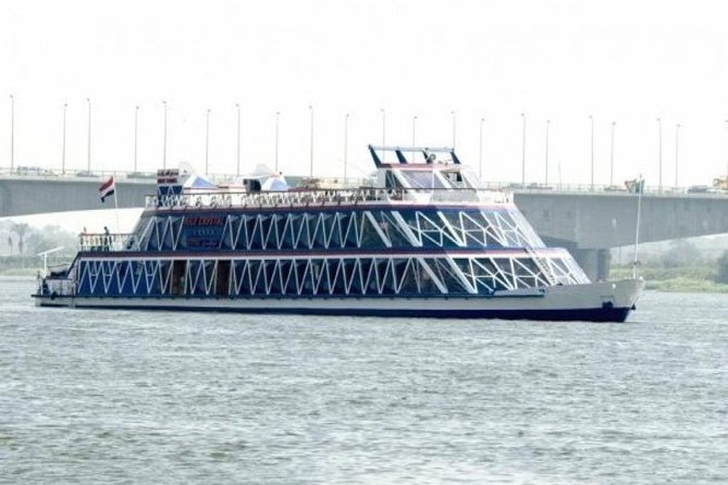 Cairo dinner Cruise with Belly dancer show - The belly dancer is the main event