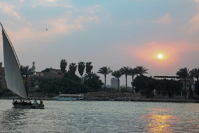 Cairo/Giza: Nile Sunset, Dinner Cruise, Show & Private Transfer - Music, folkloric acts, and belly dancing