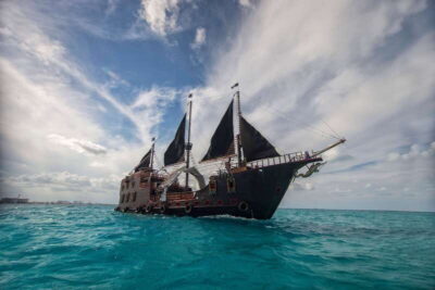 Cancún: Jolly Roger Pirate Dinner Cruise 2025