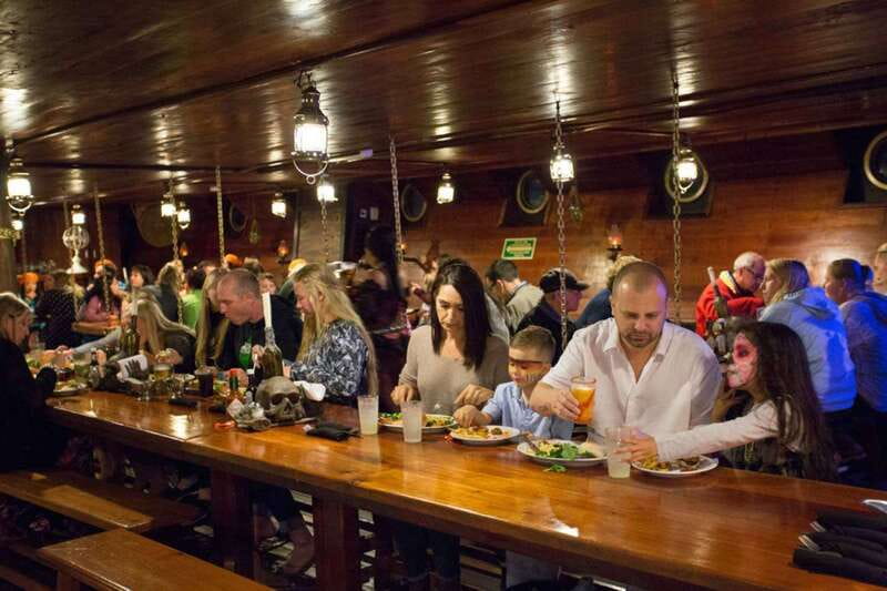 Cancún: Jolly Roger Pirate Dinner Cruise 2025 - Dinner, cocktails, and the open bar