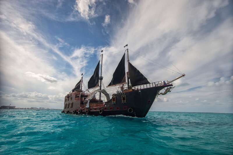 Cancún: Jolly Roger Pirate Dinner Cruise 2025 - Captain Black Jack and the hunt for the Golden Fleece