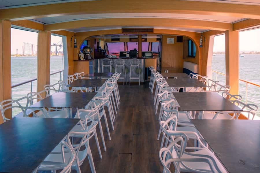 Cartagena: Cruise by the Bay with Dinner and Wine - Dinner while the city lights come on