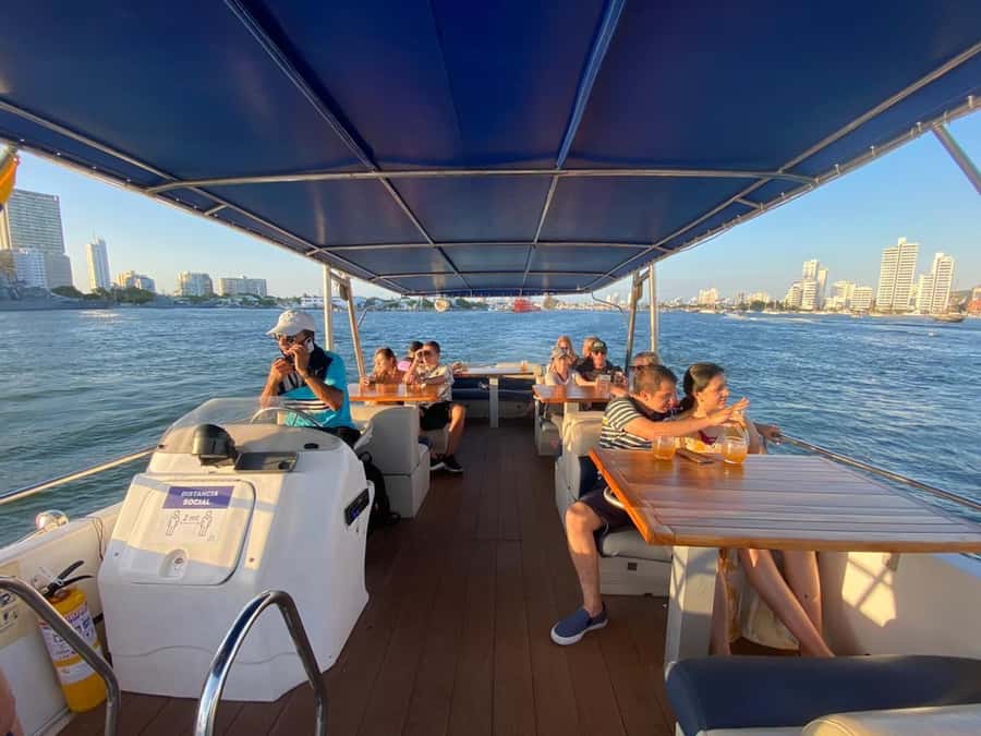 Cartagena: Cruise by the Bay with Dinner and Wine - Service, seating, and the overall mood