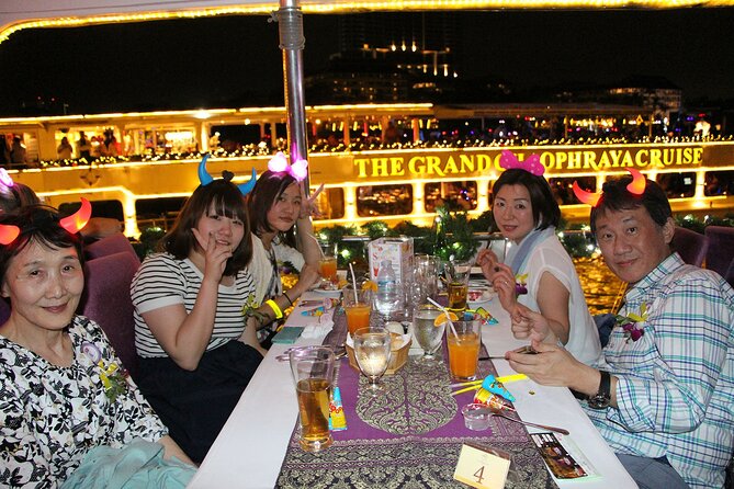 Chaophraya Cruise Dinner Cruise Along With Chao Phraya River Bangkok - Live singers and the after-dinner party mood
