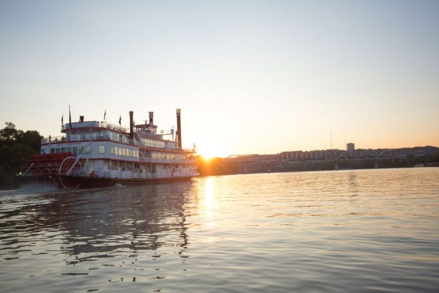 Cincinnati: Ohio River Cruise with Buffet Dinner - Leaving Newport and watching the Cincinnati skyline