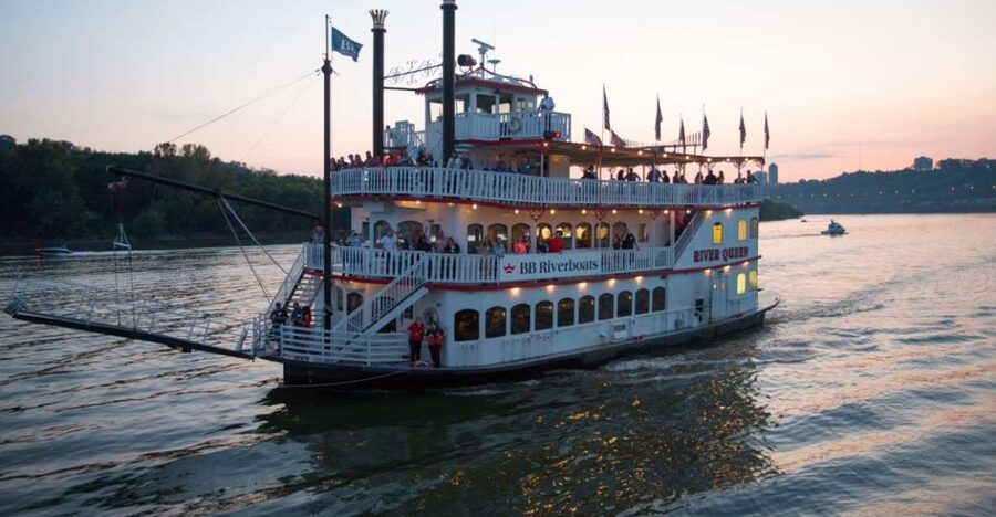 Cincinnati: Ohio River Cruise with Buffet Dinner - The first half hour: dinner with the boat still at the dock