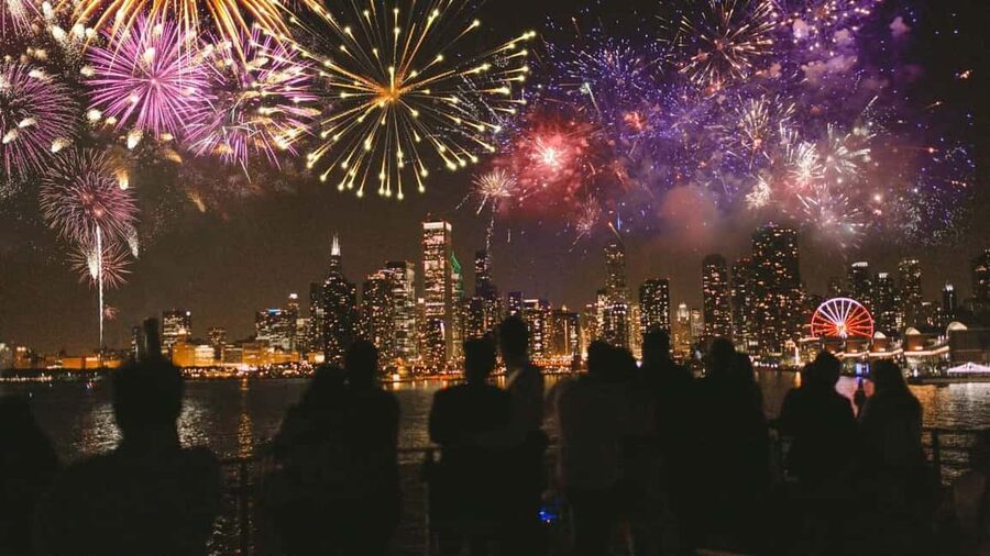 City Cruises Chicago: Lake Michigan Fireworks Dinner Cruise - Why this Chicago cruise works as an evening out