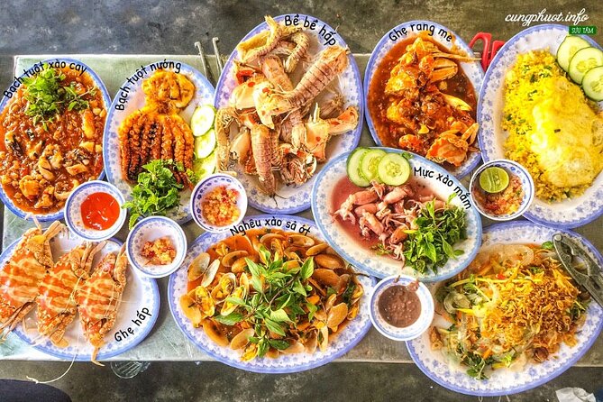 Da Nang by Night from Hoi An: Seafood dinner, night market and cruise trip - Learning to bargain at Da Nang night market