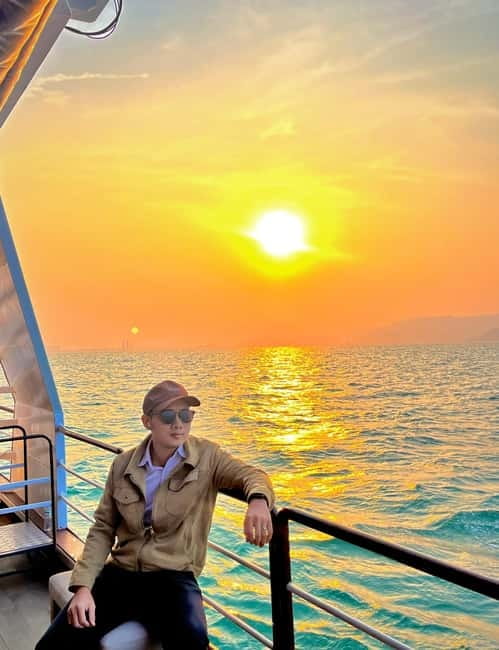 Da Nang: Experience a Magical Sunset Dinner Cruise in DN Bay - From apsara dance to DJ music after dinner