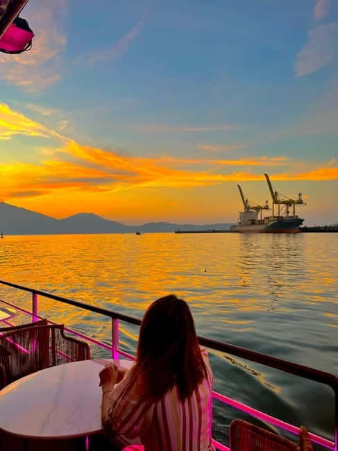 Da Nang: Experience a Magical Sunset Dinner Cruise in DN Bay - Choosing between sunset and the 8:30 PM voyage