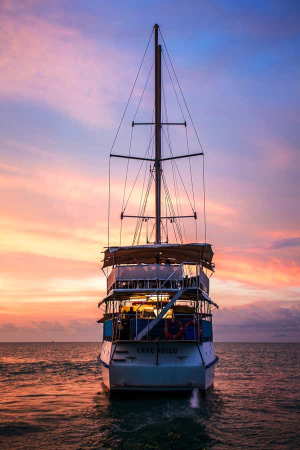 Darwin: Signature four course Sunset Dinner Cruise - Cape Adieu and the first harbour views