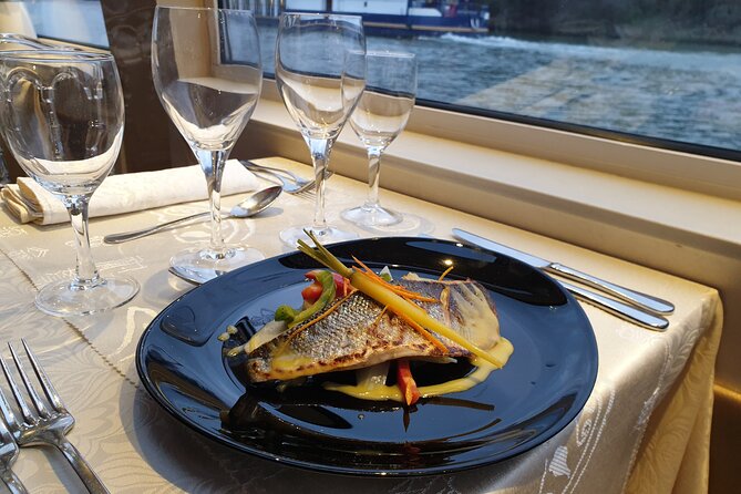 Dinner Cruise Prestige Check-out from the Eiffel Tower - What arrives on the dinner menu