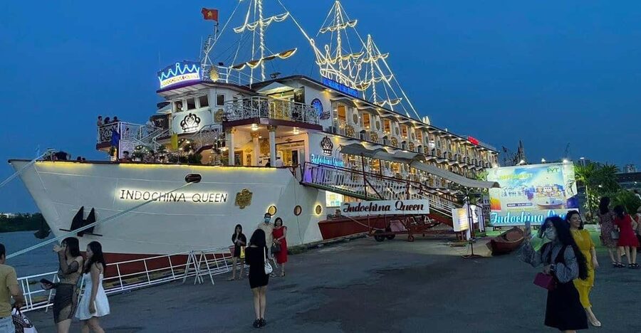 Dinner on Cruise Saigon River - Group tour - Boarding the dinner cruise