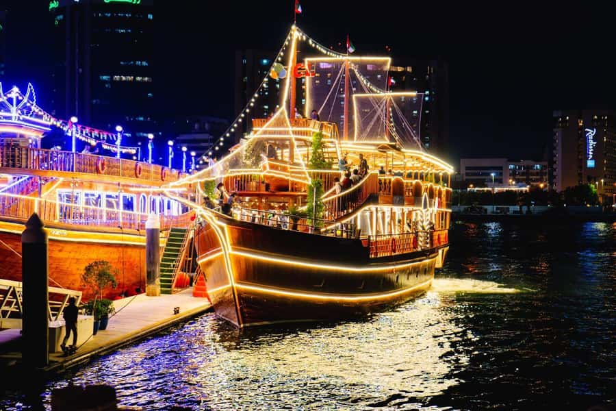 Dubai: Luxury Dinner Cruise with Live Music - What the Dubai Creek setting gives you