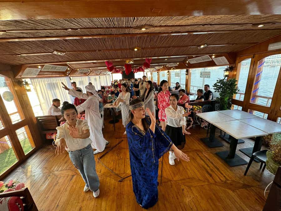 Dubai: Luxury Dinner Cruise with Live Music - Tanoura dancing and the onboard music