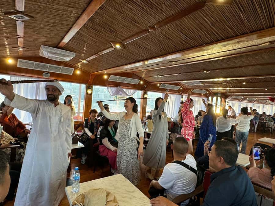 Dubai: Luxury Dinner Cruise with Live Music - Arriving at the dhow and choosing your seat