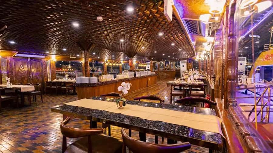 Dubai: Marina Dhow Dinner Cruise with Live Entertainment - What dinner is like on board