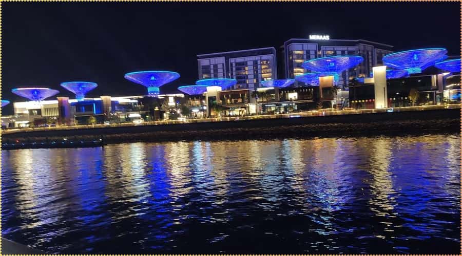 Dubai: Marina Dhow Dinner Cruise with Live Entertainment - Boarding near the mosque