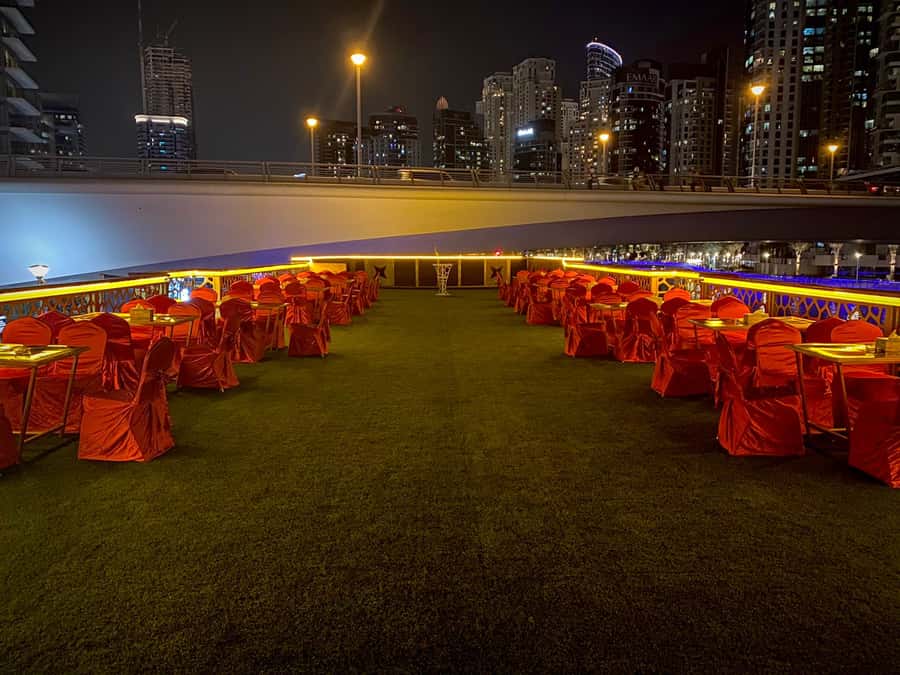 Dubai Marina: Dinner Cruise in a Traditional Boat - Live entertainment and the mood onboard