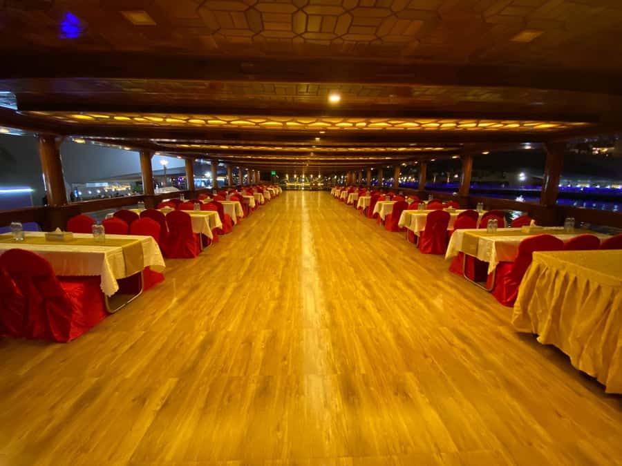 Dubai Marina: Dinner Cruise in a Traditional Boat - Choosing between standard and VIP seating