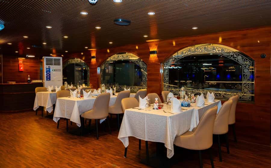 Dubai: Marina Dream Sea Lounge Cruise Dinner - A two-hour view of Dubai from the water