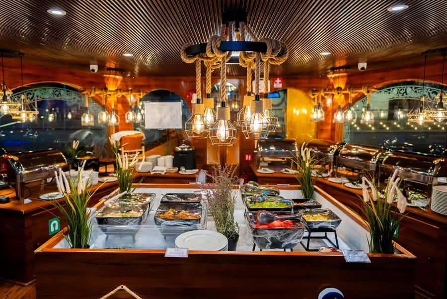 Dubai: Marina Dream Sea Lounge Cruise Dinner - Dinner on the dhow