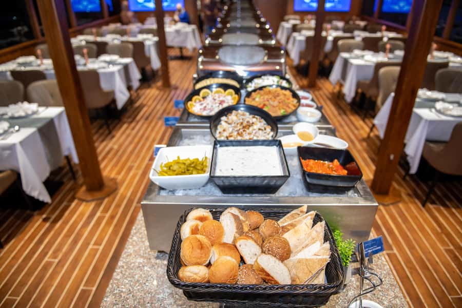 Dubai Marina: Luxury Dinner Cruise, Live Show, Open Bar & DJ - Tanura Dance, Live Singing, and the DJ