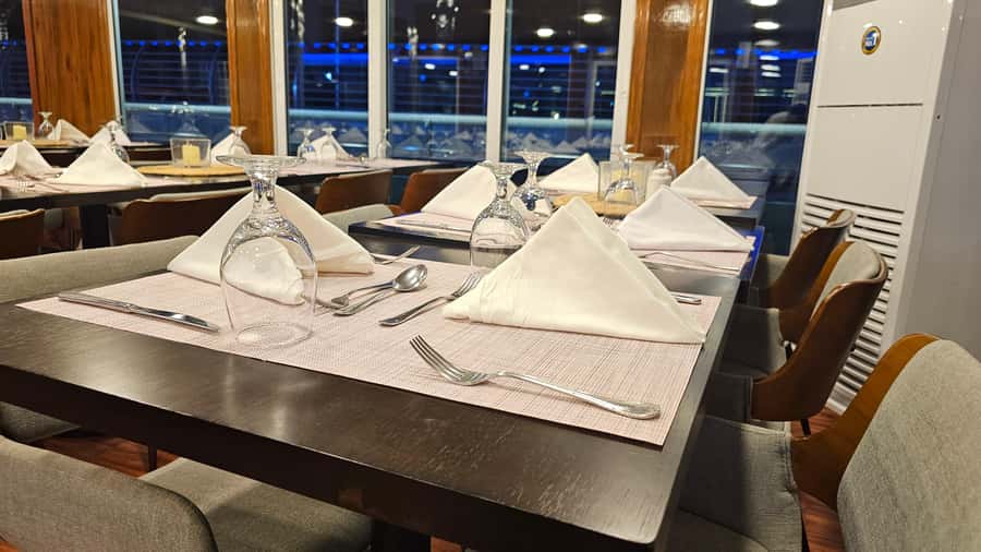 Dubai: Marina Premium Dinner Cruise with Unlimited Drinks - Music, live shows, and the upper deck