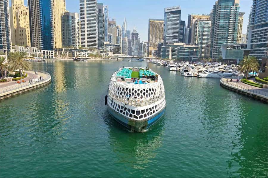 Dubai: Mega Yacht Dinner Cruise with Buffet - Standard ticket or VIP treatment?