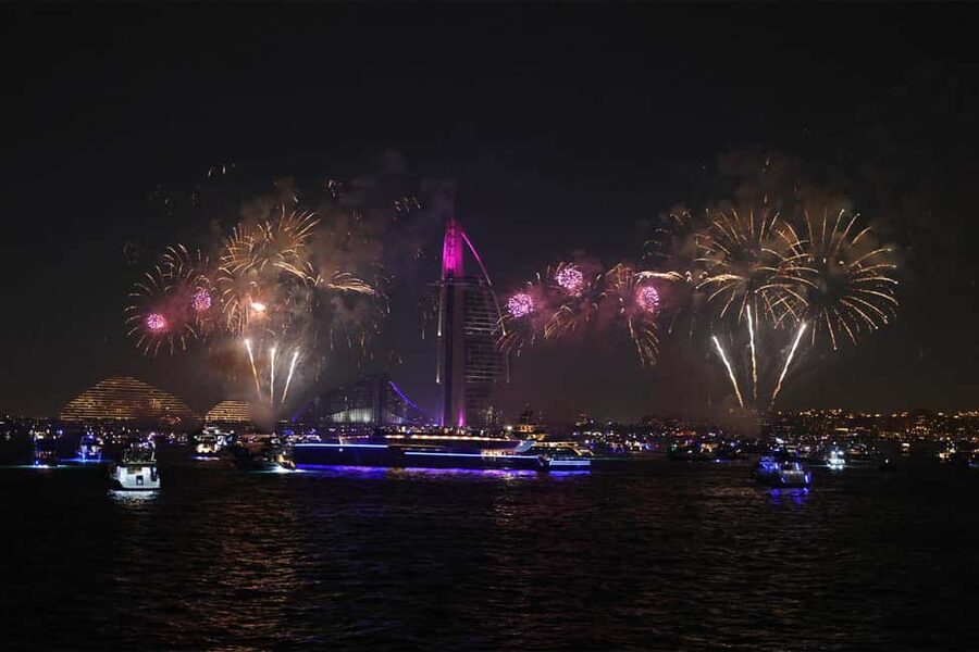 Dubai: NYE MegaYacht Lotus Fireworks & Dinner Cruise - Unlimited drinks and the party atmosphere