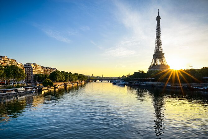 Early evening Dinner Cruise with drinks by Bateaux Parisiens - Notre Dame, Ile Saint Louis, and the old center