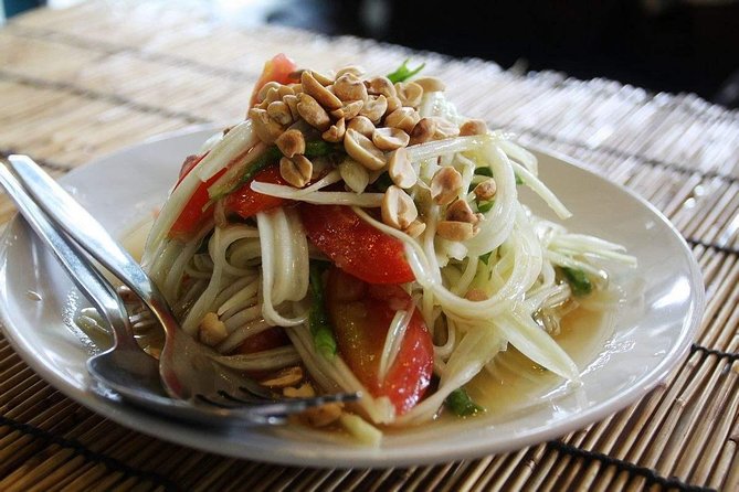 Evening Thai Dinner and Huangpu River Cruise in Shanghai - What the private guide adds to the evening
