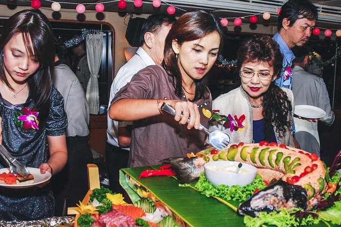 Grand Pearl: Luxury Dinner Cruise with Live Entertainment - The Grand Palace and Wat Phra Kaew at night