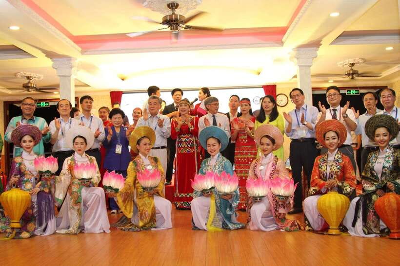 HCM: Saigon River Dinner Cruise - Guides who make the logistics easier