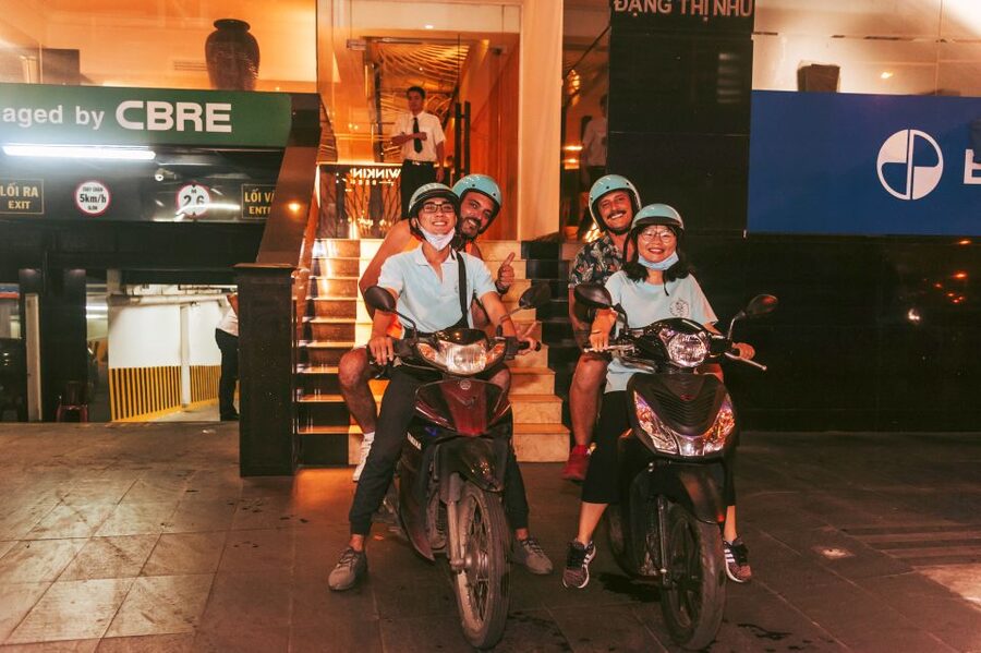 Ho Chi Minh: Private City Tour and Dinner Cruise with Buffet - The central sights, seen after dark