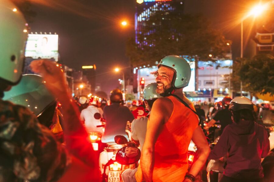 Ho Chi Minh: Private City Tour and Dinner Cruise with Buffet - Arriving at the Saigon River