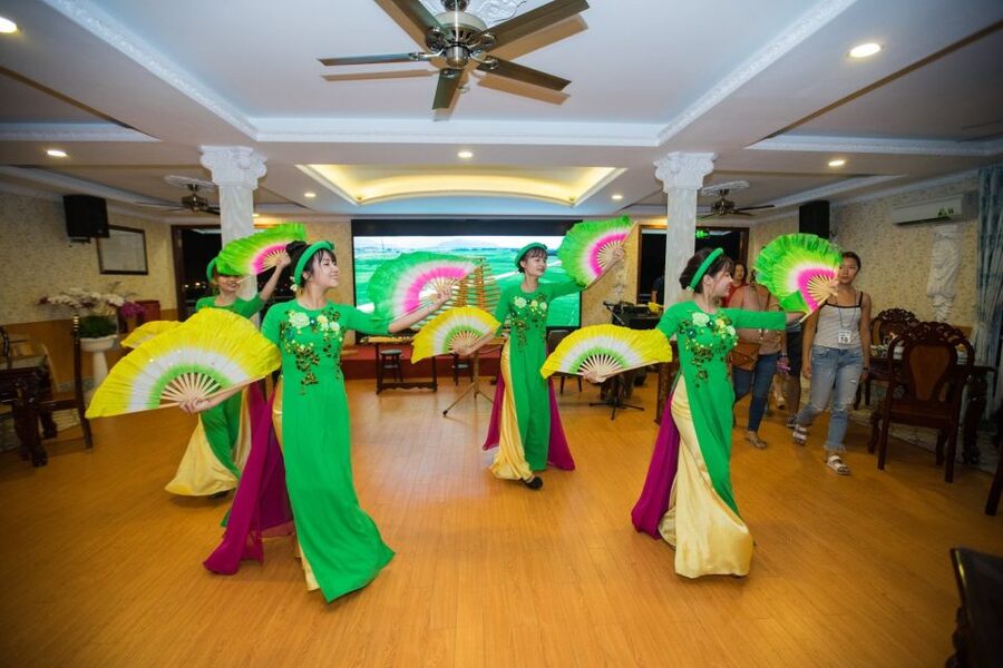 Ho Chi Minh: Private City Tour and Dinner Cruise with Buffet - What the buffet dinner is really like