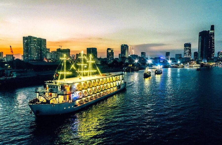 Ho Chi Minh: Private City Tour and Dinner Cruise with Buffet - Vietnamese music and dance on the water