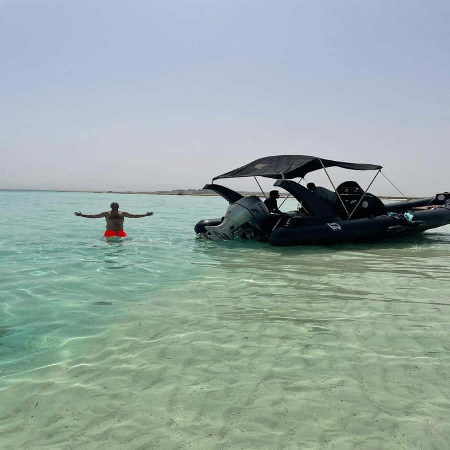 Hurghada: Private Dinner and Sunset Yacht Cruise - Seafood dinner with sunset views