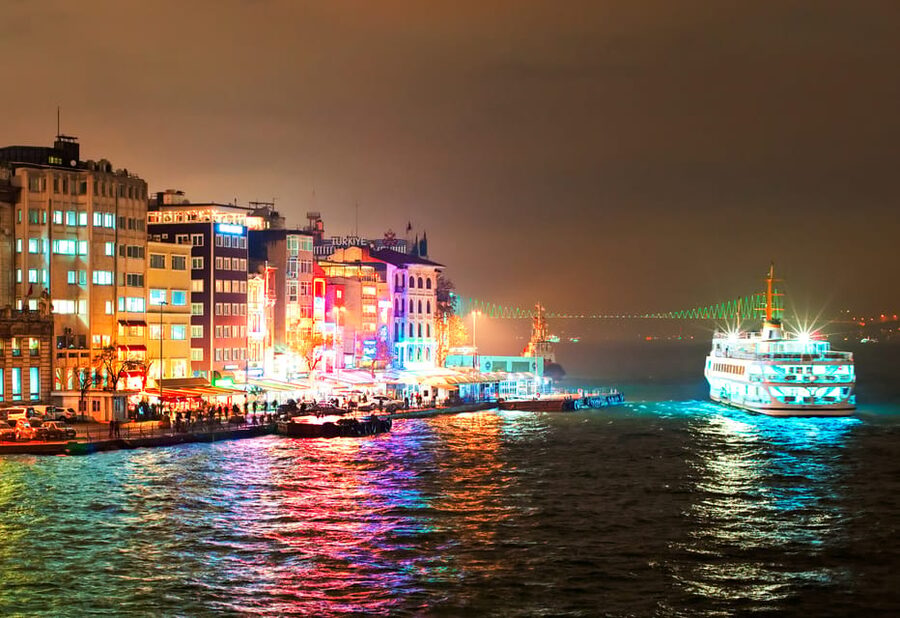Istanbul: Bosphorus Dinner Cruise Incl. Drinks with Transfer - What you see between Europe and Asia