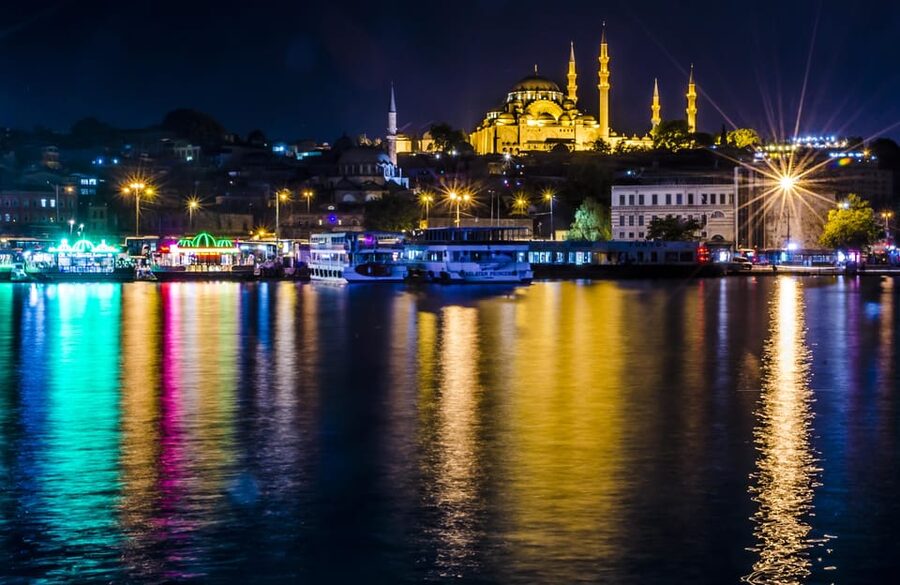 Istanbul: Bosphorus Dinner Cruise Incl. Drinks with Transfer - Turkish dancing, music, and the party atmosphere