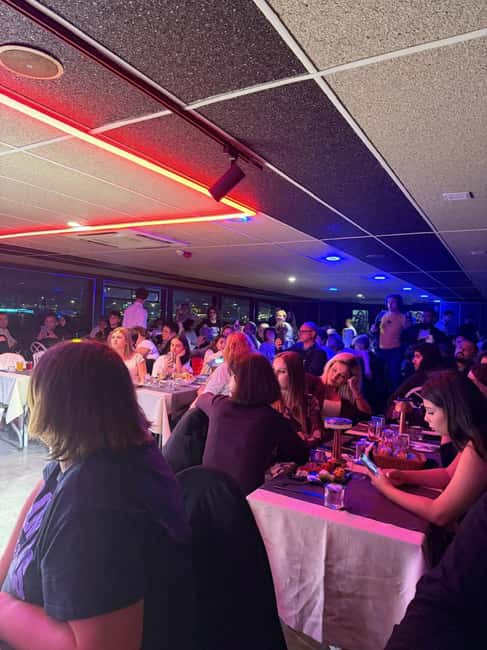 İstanbul:Bosphorus Dinner Cruise & Soft and Alcohol Drinks - Audio guide and language support