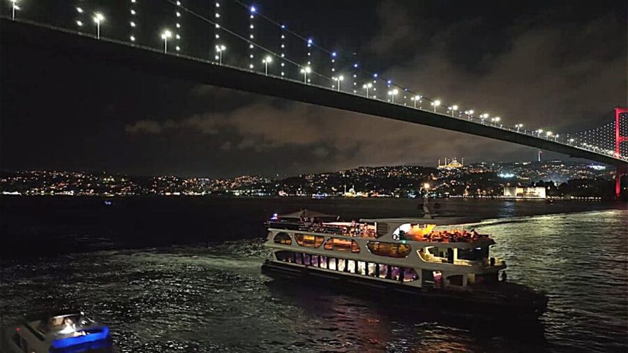 Istanbul: Bosphorus Dinner Cruise with Drinks & Turkish Show - A three-hour Istanbul evening on the Elite Dinner Cruise
